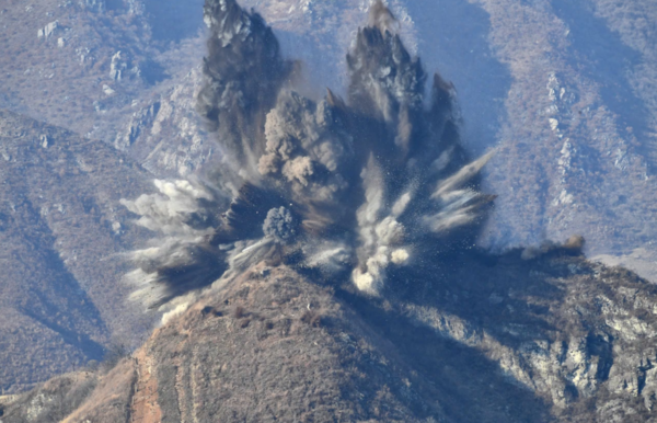 북한이 지난 2018년 11월 20일 오후 3시쯤 시범철수 대상인 비무장지대(DMZ) 감시초소(GP)를 폭파 방식으로 완전히 파괴했다고 국방부가 밝혔다. 사진은 폭파되고 있는 북측 GP 모습./국방부