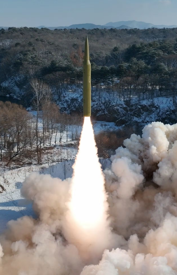 북한이 고체연료를 사용한 극초음속 중장거리 탄도미사일(IRBM) 시험 발사에 성공했다고 조선중앙통신이 15일 보도했다./조선중앙통신 연합뉴스