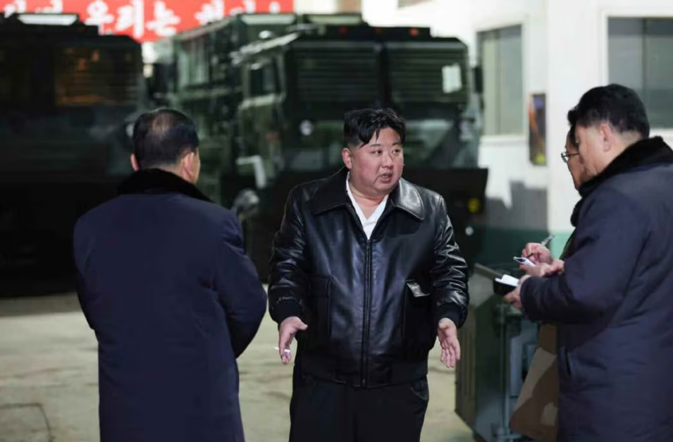 북한 김정은 국무위원장이 8~9일 중요군수공장들을 찾아 간부들에게 지시를 내리는 모습. 김정은은 전술핵탄두 탑재가 가능한 이동식 발사대 차량 공장을 현지지도한 자리에서 