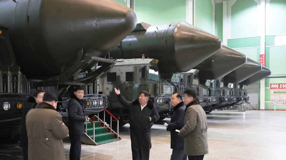 김정은 북한 국무위원장이 대륙간탄도미사일(ICBM) 발사대 생산 공장을 둘러보며 전략미사일 전력을 과시했다. 조선중앙통신은 김 위원장이 '중요군용대차생산공장'을 현지 지도했다고 지난 5일 보도했다. /연합뉴스