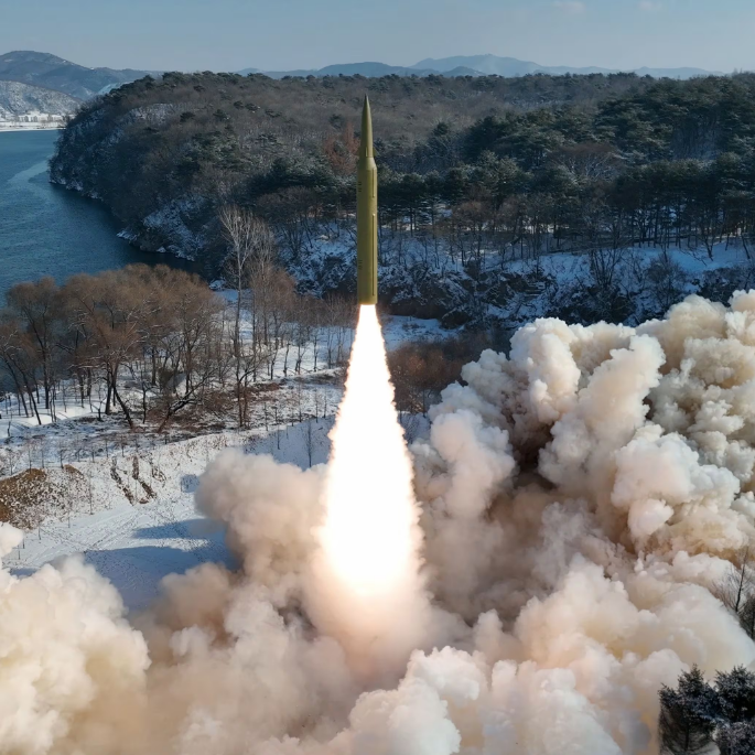 북한이 고체연료를 사용한 극초음속 중장거리 탄도미사일(IRBM) 시험 발사에 성공했다고 조선중앙통신이 15일 보도했다./조선중앙통신 연합뉴스