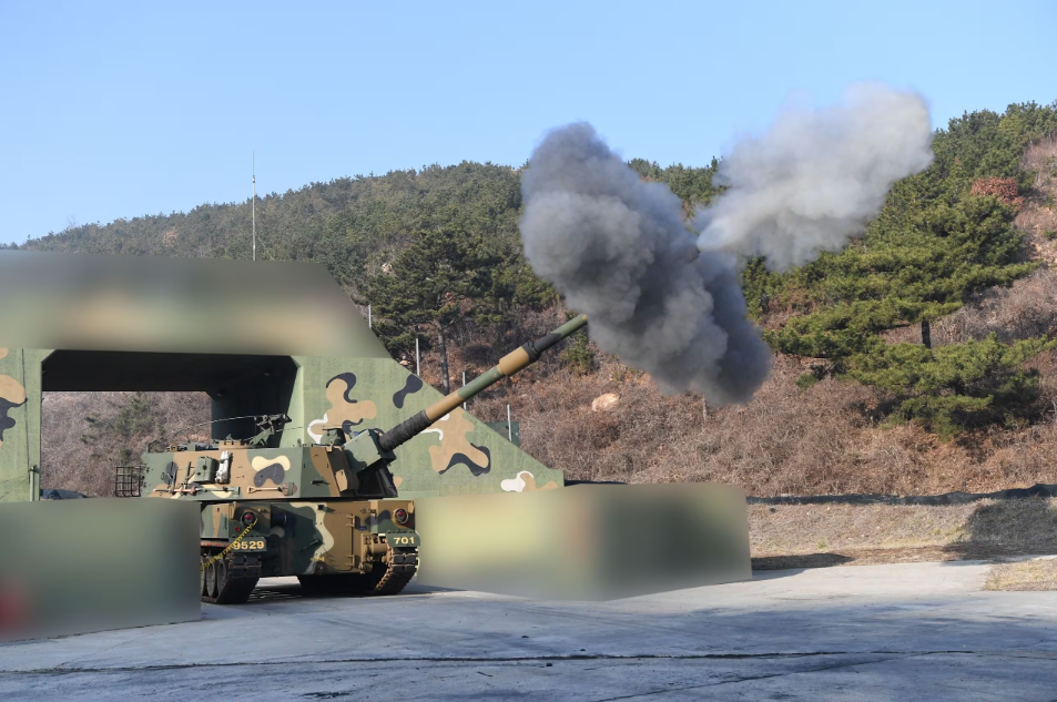 북한군이 서북도서 지역에서 해안포 도발을 감행한 5일 오후 인천 옹진군 연평도에서 해병대가 K-9 자주포 해상사격훈련을 하고 있다. /국방부
