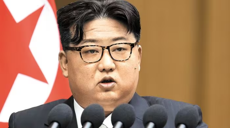 북한 김정은이 지난 15일 평양 만수대의사당에서 열린 최고인민회의에서 연설하는 모습. 김정은은 