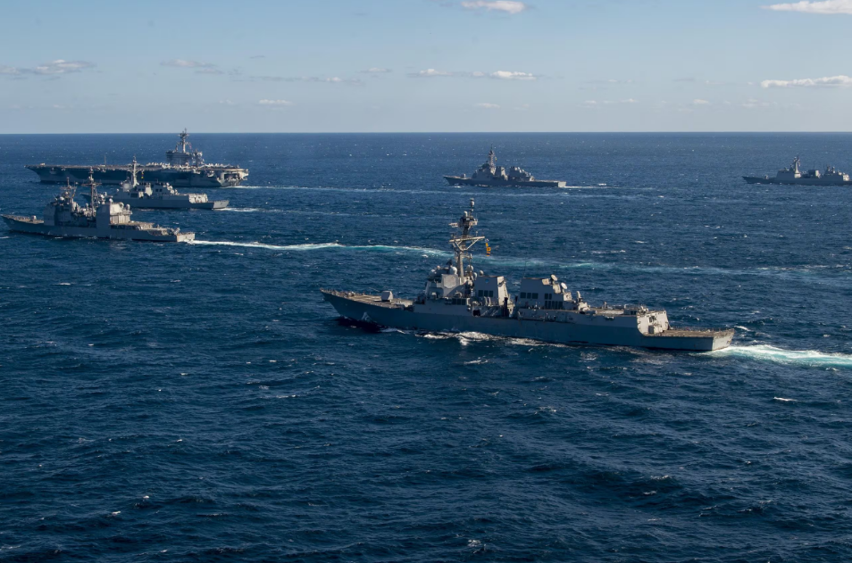 한미 해군 및 일본 해상자위대는 지난 15일부터 17일까지 제주 남방 공해상에서 한미일 해상 훈련을 실시했다. 오른쪽 위부터 한국 해군 구축함 왕건함, 일본 해상자위대 이지스구축함 콩고함,미국 해군 항공모함 칼빈슨함, 한국 해군 이지스구축함 세종대왕함, 미국 해군 순양함 프린스턴함, 미국 해군 이지스구축함 키드함. /미 해군 제공