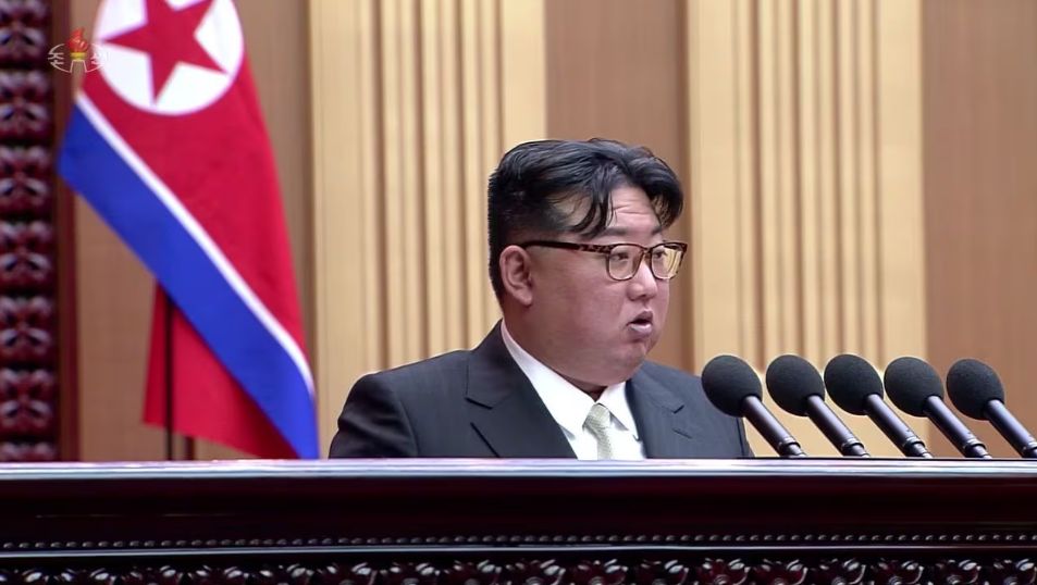 지난 15일 평양 만수대의사당에서 열린 최고인민회의 제14기 제10차 회의에서 김정은 북한 국무위원장이 시정연설을 하고 있다./조선중앙TV 뉴시스