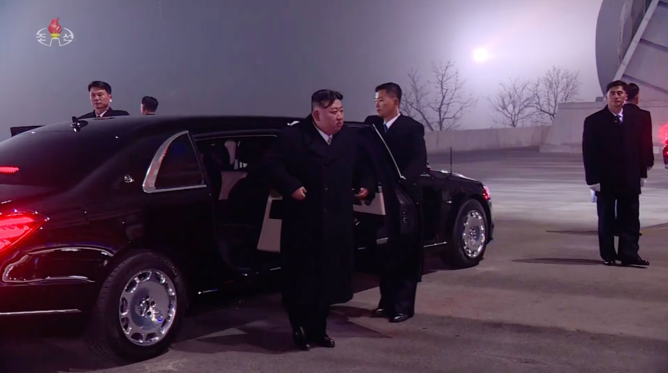지난 1일 2024년 신년 경축 공연에 참석하기 위해 경기장에 도착한 김정은이 검은색 벤츠 마이바흐 차량에서 내리고 있다. /조선중앙TV 연합뉴스