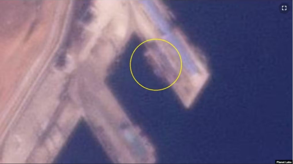 북한 나진항을 촬영한 19일 자 위성사진에 100m 길이의 선박(원 안)이 보인다./플래닛랩스·VOA
