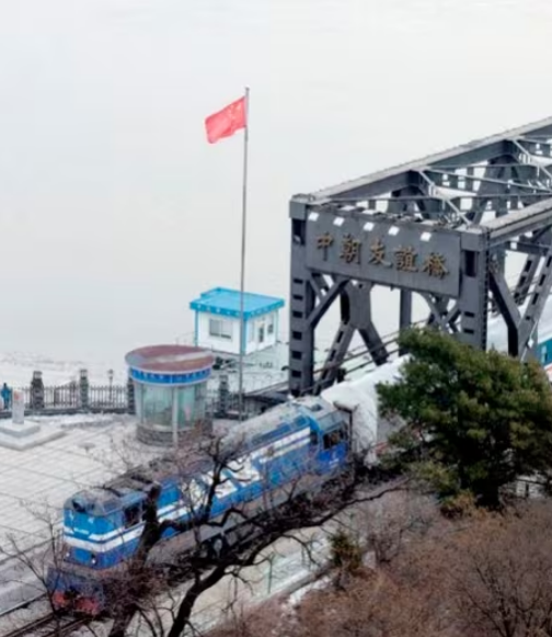 북한 신의주에서 출발한 화물열차가 조중우의교를 건너 중국 단둥으로 들어가는 모습./뉴시스