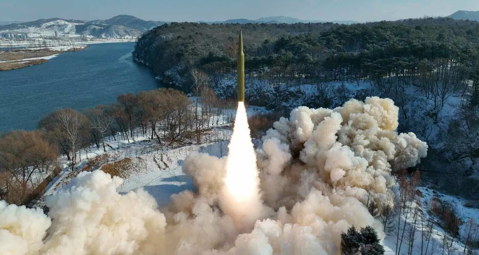 북한이 지난 1월14일 발사한 신형 고체연료 극초음속 미사일. 최대 비행고도가 100km에 육박했고 비행거리는 1000km였던 것으로 알려졌다. /뉴스1