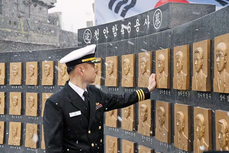 천안함장으로 취임한 박연수 중령이 22일 경기 평택시 해군2함대사령부에서 천안함 46용사 부조상을 둘러보고 있다. /해군