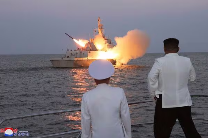 북한 김정은이 지난해 동해 해군 함대를 방문해 순항미사일 발사 훈련을 참관하는 모습. /조선중앙통신