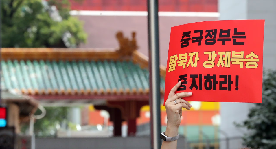 한 북한인권단체 회원이 주한중국대사관 앞에서 '중국 정부는 탈북자 강제 북송 중단하라'고 적힌 피켓을 들고 있다. /뉴스1