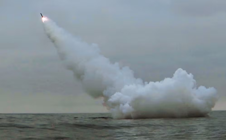 지난해 3월 12일 함경남도 신포 인근 바다에서 북한군 신포급 잠수함이 순항미사일을 발사하고 있다. 북한은 이로부터 10개월 만인 이달 28일 신포 인근 바다에서 다시 순항미사일 여러 발을 발사했다./조선중앙통신 연합뉴스