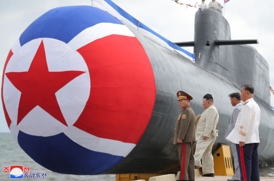 김정은이 지난해 9월 6일 신형 전술핵 공격 잠수함 ‘김군옥영웅함’의 진수식에 참석한 모습. 우리 군은 북한이 28일 이 잠수함에서 순항미사일을 발사했을 가능성을 살피고 있다./조선중앙통신 연합뉴스