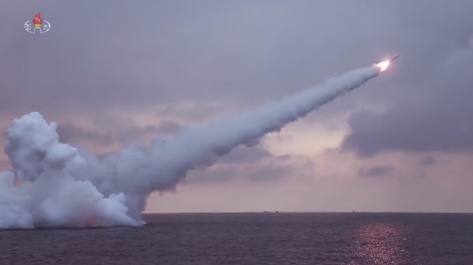 북한이 지난 28일 동해상에서 발사했다고 주장한 신형 잠수함발사전략순항미사일(SLCM) '불화살-3-31형'/조선중앙TV 뉴시스