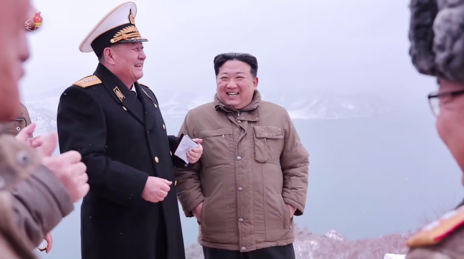 김정은 북한 국무위원장이 지난 28일(현지시각) 신형 잠수함발사전략순항미사일(SLCM) '불화살-3-31형' 시험발사를 지도했다고 29일 북한 조선중앙TV가 보도했다. /조선중앙TV 뉴시스