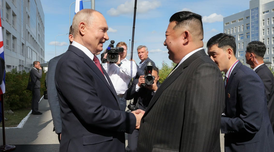 김정은(오른쪽)과 블라디미르 푸틴 러시아 대통령이 지난해 러시아에서 만나 악수를 하고 있다. /노동신문·뉴스1