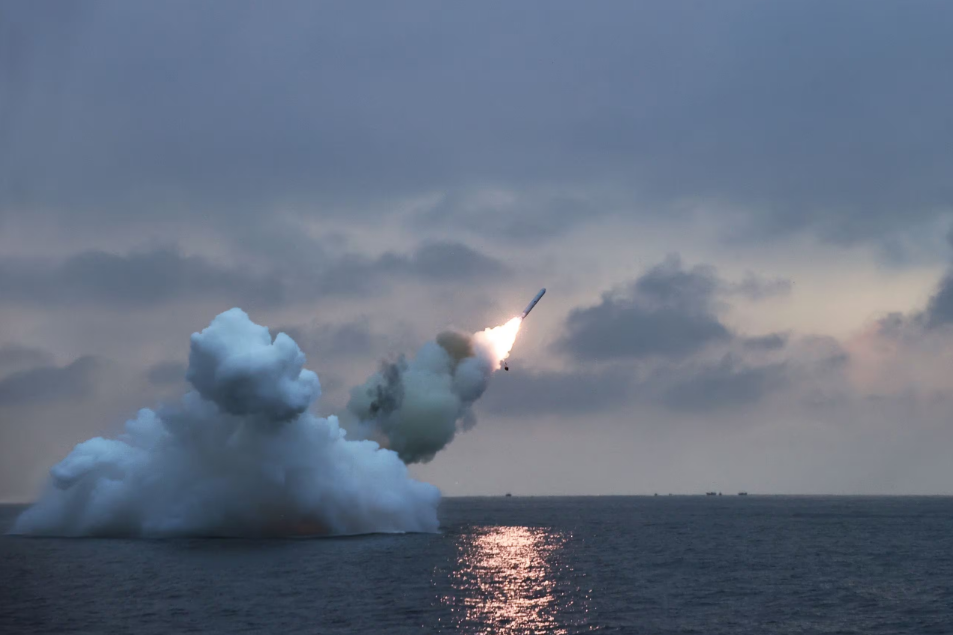 북한이 잠수함발사전략순항미사일 '불화살-3-31형' 시험발사하는 모습./뉴스1 노동신문