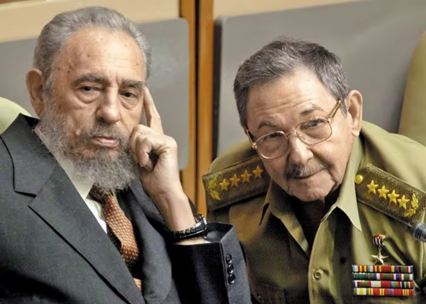 쿠바 통치했던 카스트로 형제 - 2004년 7월 31일 피델 카스트로(왼쪽) 당시 쿠바 대통령과 그의 동생인 라울 카스트로 국방장관이 수도 아바나에서 열린 의회에 참석한 모습. /AP 연합뉴스