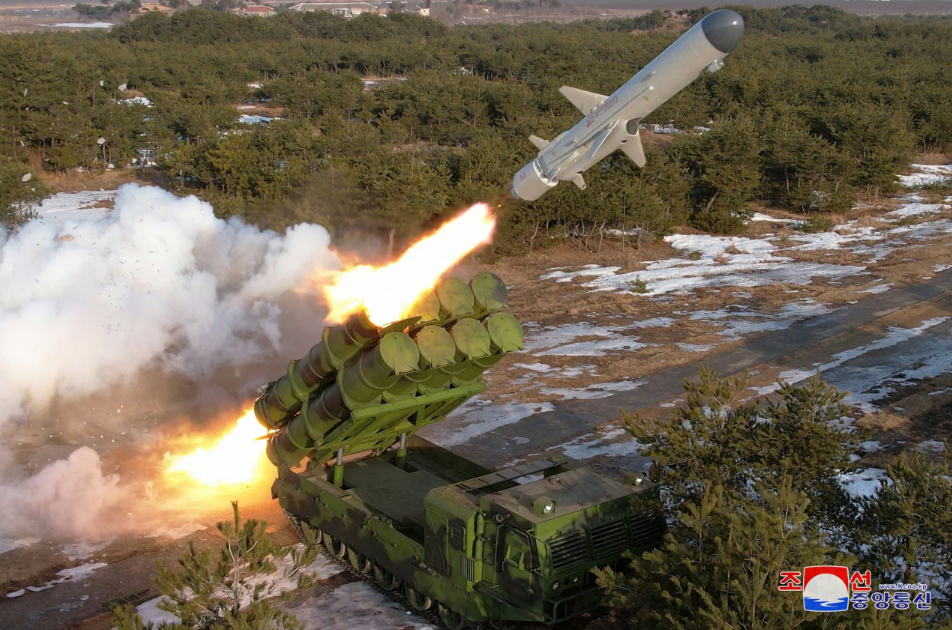 북한이 14일 발사했다고 주장한 신형 지상대해상(지대함) 미사일 '바다수리-6형' 발사 모습/조선중앙통신 연합뉴스