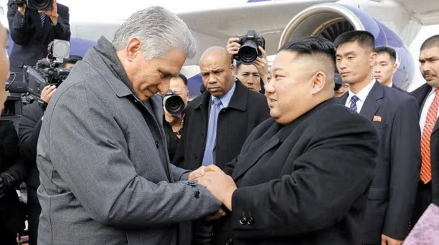 2018년 11월 북한을 방문한 미겔 디아스카넬(왼쪽) 쿠바 대통령이 북한 김정은과 손을 맞잡고 인사를 나누고 있다. /노동신문
