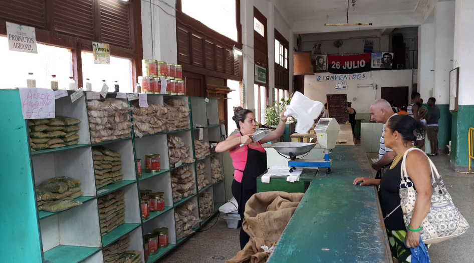 쿠바의 국영 배급소에서 주민들이 생필품을 타가고 있다. /박국희 기자