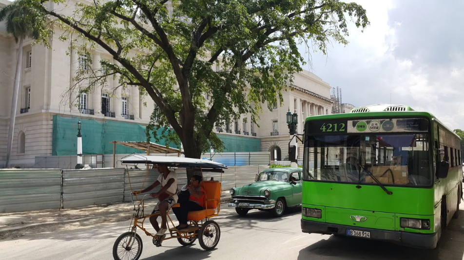 쿠바의 시내에는 한국에서 수출된 중고 버스가 돌아다녔다. /박국희 기자