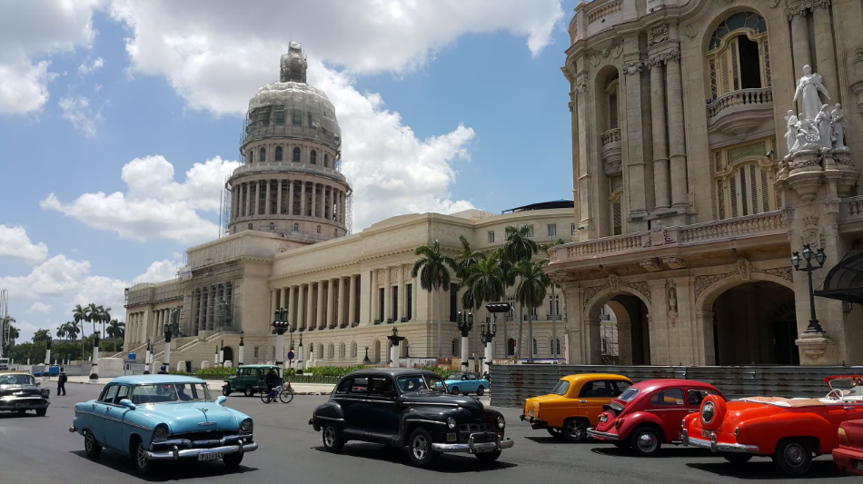 쿠바 아바나 시내 모습. 미국과의 국교 단절 이후 60년간 이어진 경제 제재와 금수 조치로 1950년대 미국 '올드카'들이 여전히 돌아다니며 관광객들의 시선을 끈다. /박국희 기자