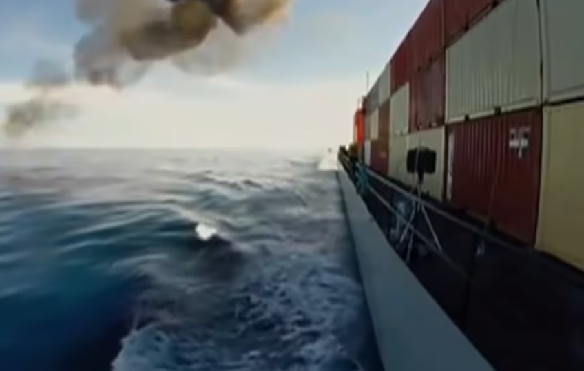 미 해군의 토마호크 순항 미사일 시험발사 모습. 선박 주변에 물보라가 식별된다./CNN 유튜브
