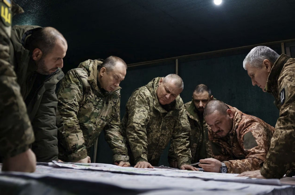 지난 14일(현지 시각) 우크라이나군 총사령관 올렉산드르 시르스키(왼쪽 두번째)와 루스템 우메로프 우크라이나 국방장관(왼쪽) ) 우크라이나 동부의 격전지를 방문해 지휘관들로 부터 전투 상황을 보고고 있다./AFP 연합뉴스