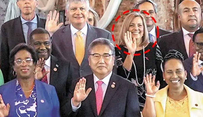 지난해 5월 박진(앞줄 왼쪽 둘째) 당시 외교부 장관이 과테말라에서 열린 제9차 카리브국가연합 정상회의에 참석해 기념촬영을 하고 있다. 박 전 장관은 당시 호세피나 비달(점선) 쿠바 외무차관을 만나 수교를 제안했다고 말했다. /외교부