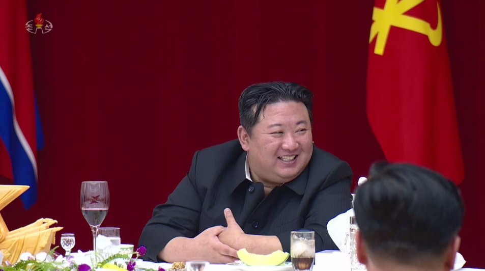 김정은 북한 국무위원장이 딸 주애와 지난 8일 조선인민군 창건(건군절) 76주년을 기념하는 경축 연회에 참석했다고 북한 조선중앙TV가 9일 보도했다./뉴시스