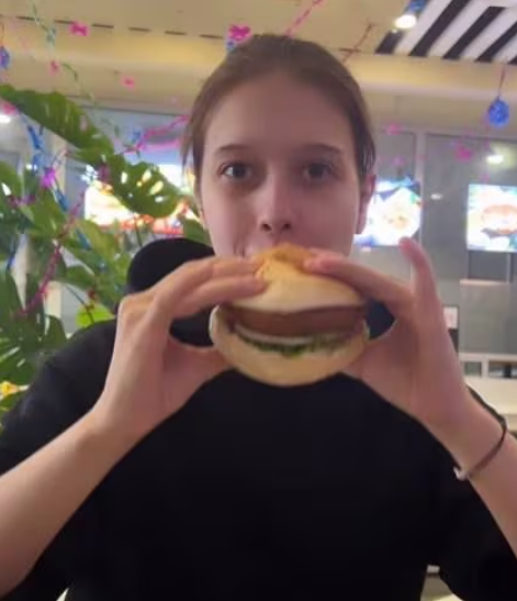북한에 체류중인 빅토리아라는 이름의 러시아 여성이 최근 평양 쇼핑몰을 방문한 영상을 인스타그램에 공개했다. 사진은 빅토리아가 쇼핑몰 식당가에서 햄버거를 사먹는 모습./인스타그램
