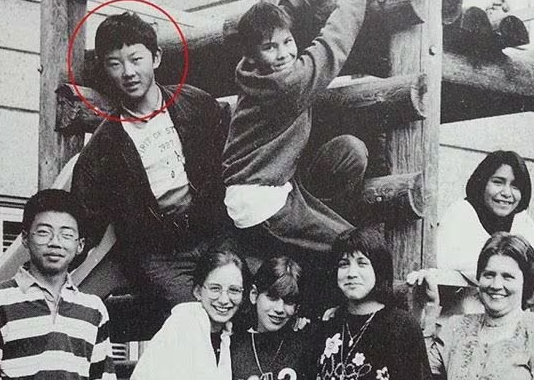 김정은이 스위스 유학시절 친구들과 함께 찍은 사진(붉은 원 안). /연합뉴스