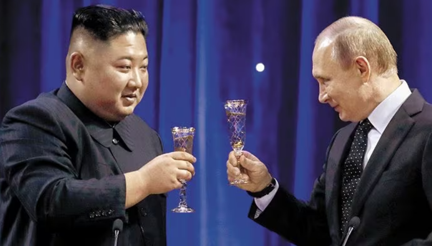 북한 김정은과 블라디미르 푸틴 러시아 대통령이 2019년 4월 정상회담 후 열린 만찬에서 건배하고 있다. /타스 연합뉴스