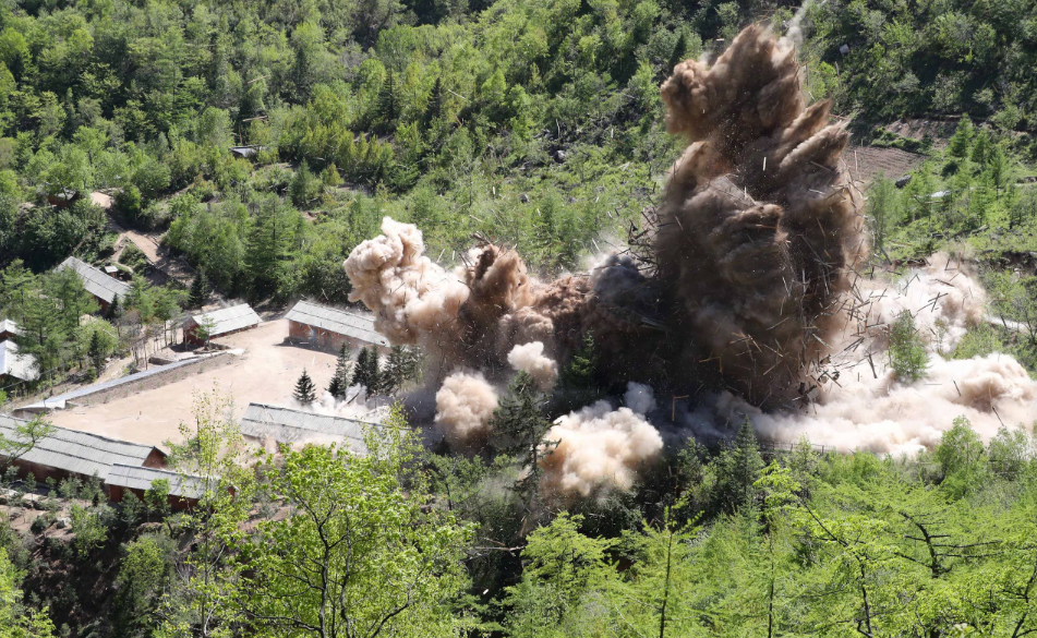 2018년 5월 24일 북한 핵무기연구소 관계자들이 함경북도 길주군 풍계리 핵실험장 폐쇄를 위한 폭파작업을 했다. /뉴스1