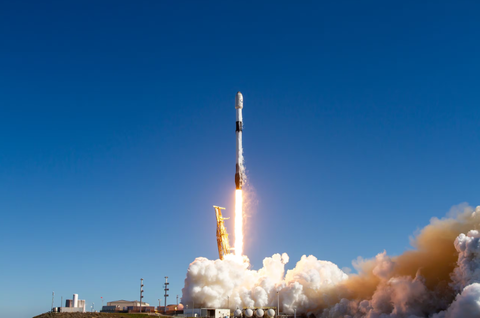 우리 군 최초 군사정찰위성 1호기가 지난해 12월 2일 미국 캘리포니아 소재 반덴버그 우주군기지에서 발사됐다. /SpaceX 제공