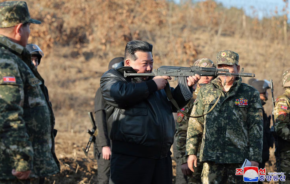 북한 김정은이 6일 북한군 서부지구 중요 작전훈련 기지를 방문해 시설을 돌아보고 훈련을 지도했다고 조선중앙통신이 7일 보도했다. /연합뉴스
