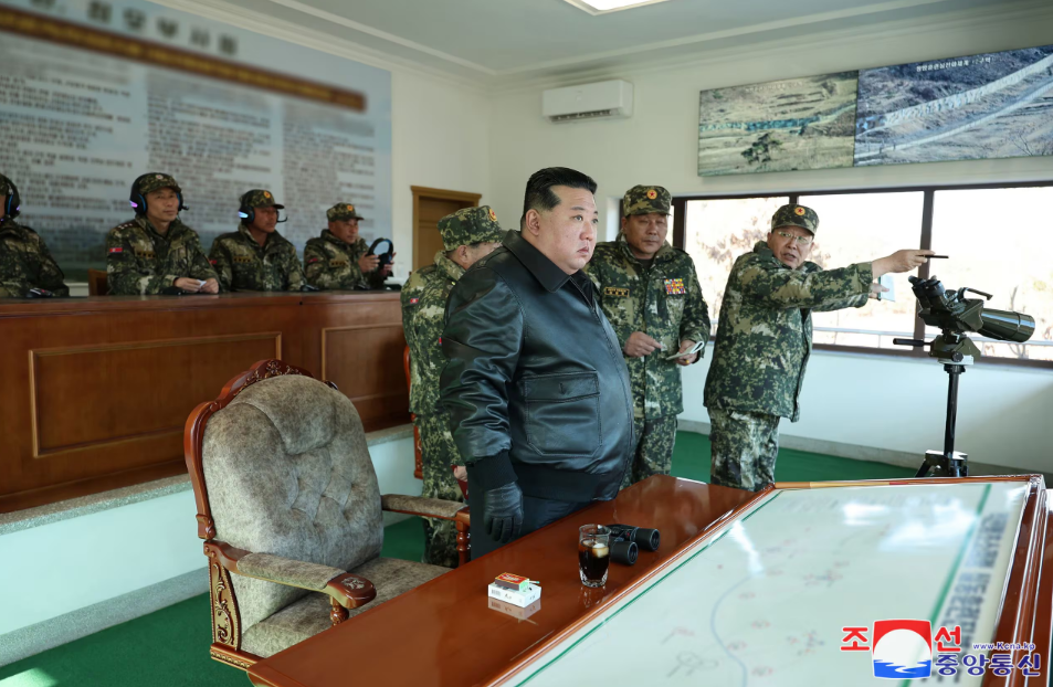 북한 김정은이 지난 6일 북한군 서부지구 중요 작전훈련 기지를 방문해 시설을 돌아보고 훈련을 지도했다고 조선중앙통신이 7일 보도했다. /연합뉴스