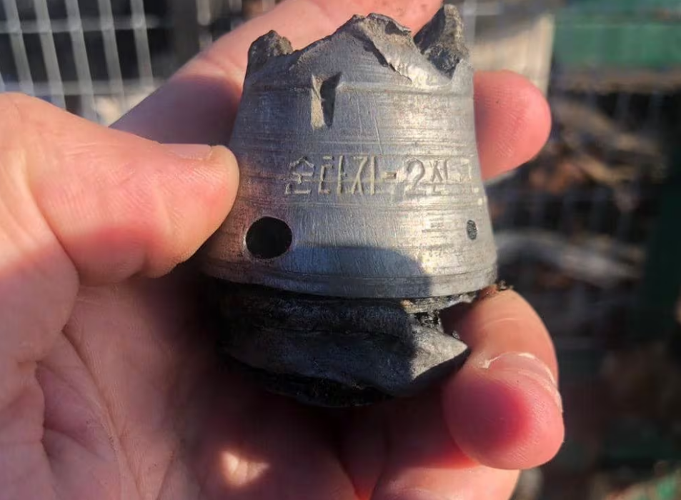 우크라이나 하르키우 전장에서 발견된 무기 파편. 한글로 ‘순타지-2신’이 각인돼 있다. /세르게이 볼피노프 페이스북