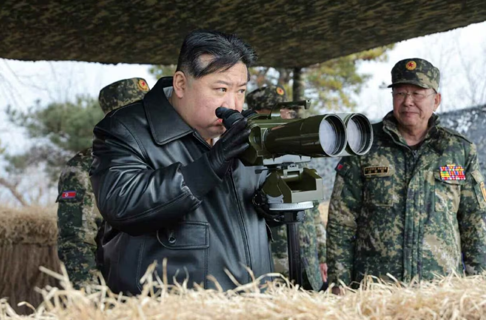 김정은 북한 노동당 총비서가 지난 7일 조선인민군 대연합부대들의 포사격 훈련을 지도했다./노동신문 뉴스1