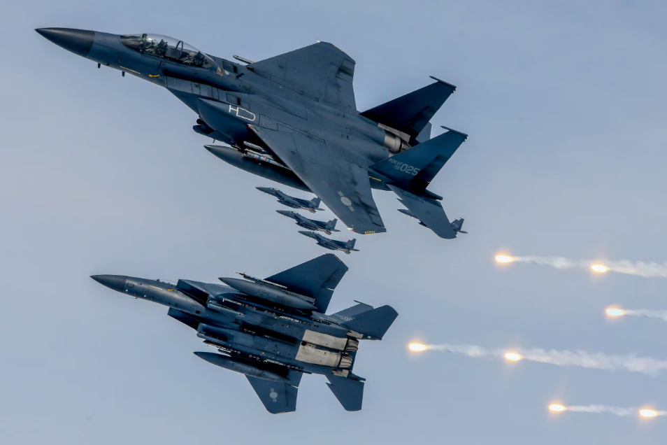 공군 제11전투비행단 F-15K 전투기가 지난 6일 FS 연습과 연계한 '비수' 훈련에서 플레어(Flare)를 발사하고 있다. /공군