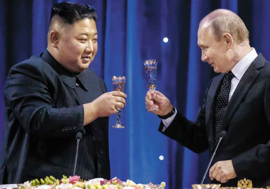 북한 김정은(왼쪽)과 블라디미르 푸틴 러시아 대통령이 지난해 정상회담에서 술잔을 들고 건배를 하고 있다. /연합뉴스