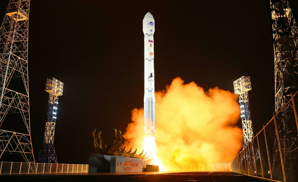 북한은 지난해 11월 서해위성발사장에서 정찰위성 '만리경 1호'를 탑재한 신형위성운반로켓 '천리마 1형'에 발사를 단행했다./뉴스1