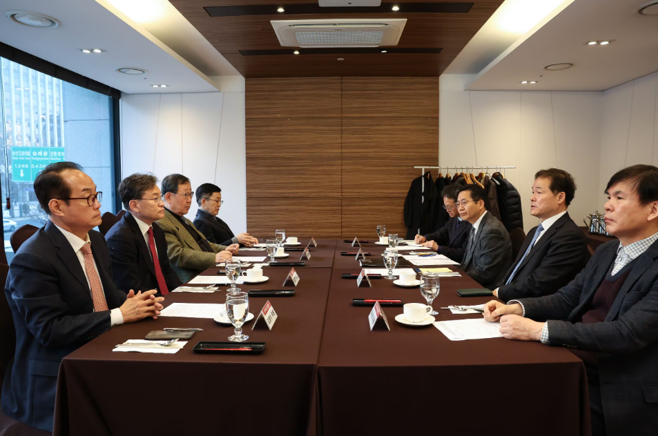 김영호 통일부 장관(왼쪽에서 두번째)이 13일 오전 전문가들과 만나 자유주의 철학이 반영된 새로운 통일방안 마련을 위한 의견을 나누고 있다. /통일부 제공