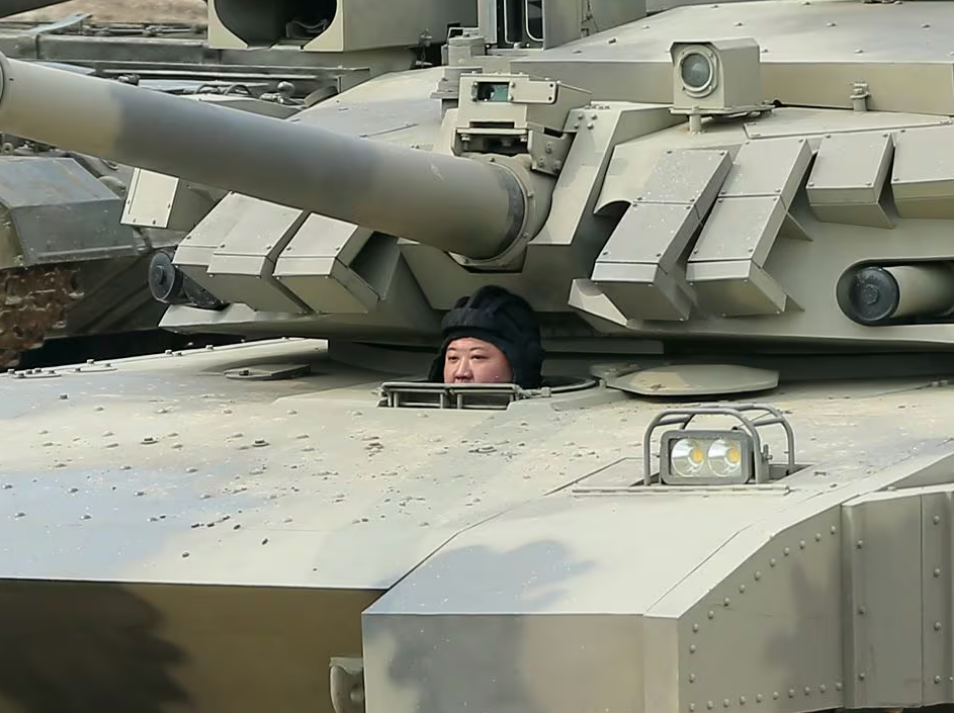 김정은이 신형 탱크를 직접 조종하고 있다. /조선중앙통신 연합뉴스