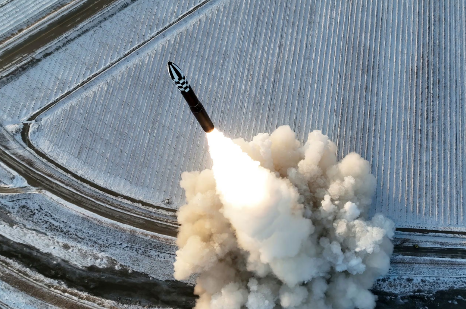 북한이 지난해 12월 발사한 고체연료 기반의 신형 대륙간탄도미사일(ICBM) '화성-18형' 발사 모습/조선중앙통신.
