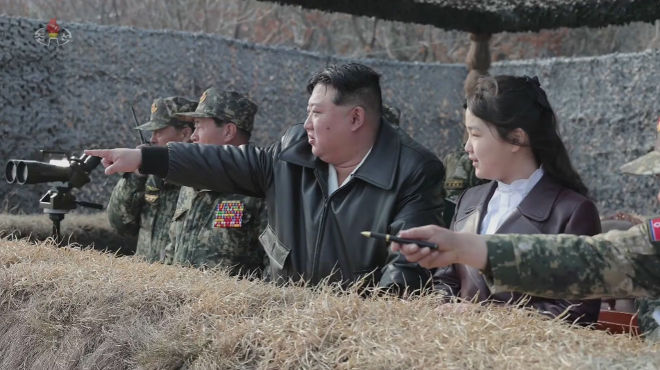 김정은 북한 국무위원장이 지난 15일 항공육전병부대(공수부대)들의 훈련을 지도했다고 조선중앙TV가 16일 보도했다. /연합뉴스