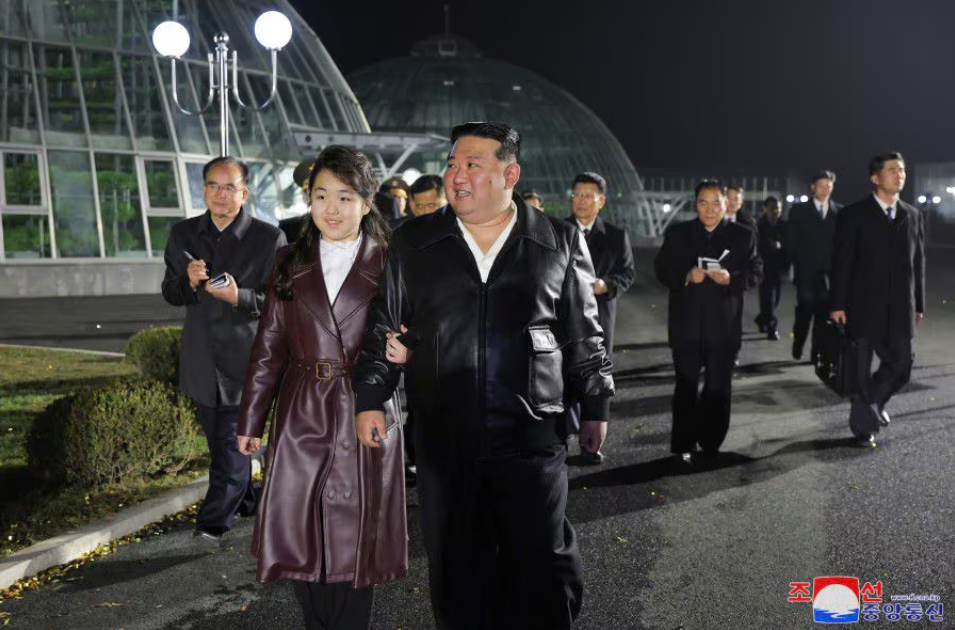 북한 매체가 16일 공개한 북한 김정은 국무위원장과 딸 김주애가 팔짱을 끼고 새로 건설된 온실을 방문한 모습. /조선중앙통신 홈페이지