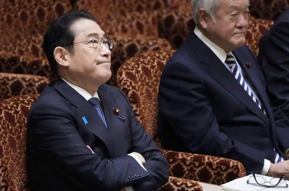 기시다 후미오 일본 총리(왼쪽)와 스즈키 슌이치 재무상(오른쪽)이 지난 3월 25일 도쿄에서 열린 참의원 본회의에 참석하고 있다./AP 연합뉴스